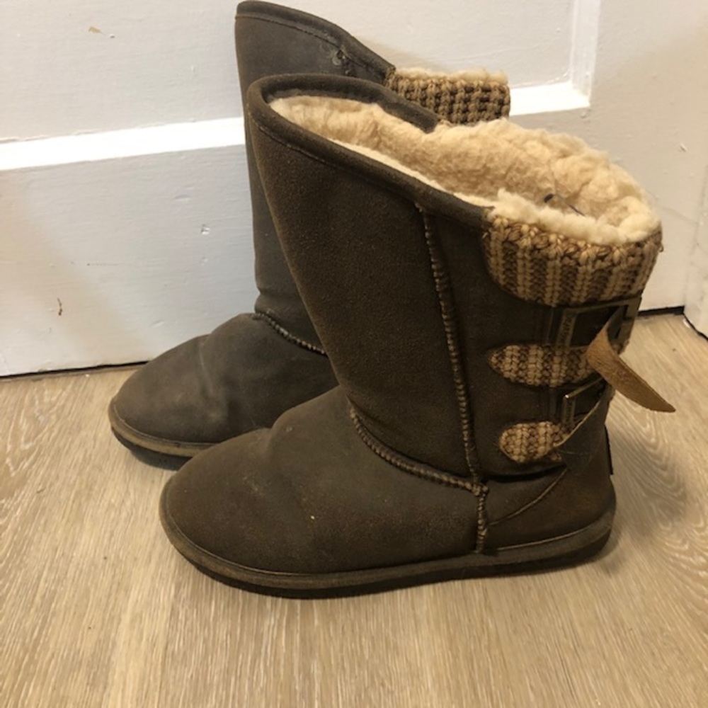 BearPaw boots size 9 perfect for winter, snow and skiing
